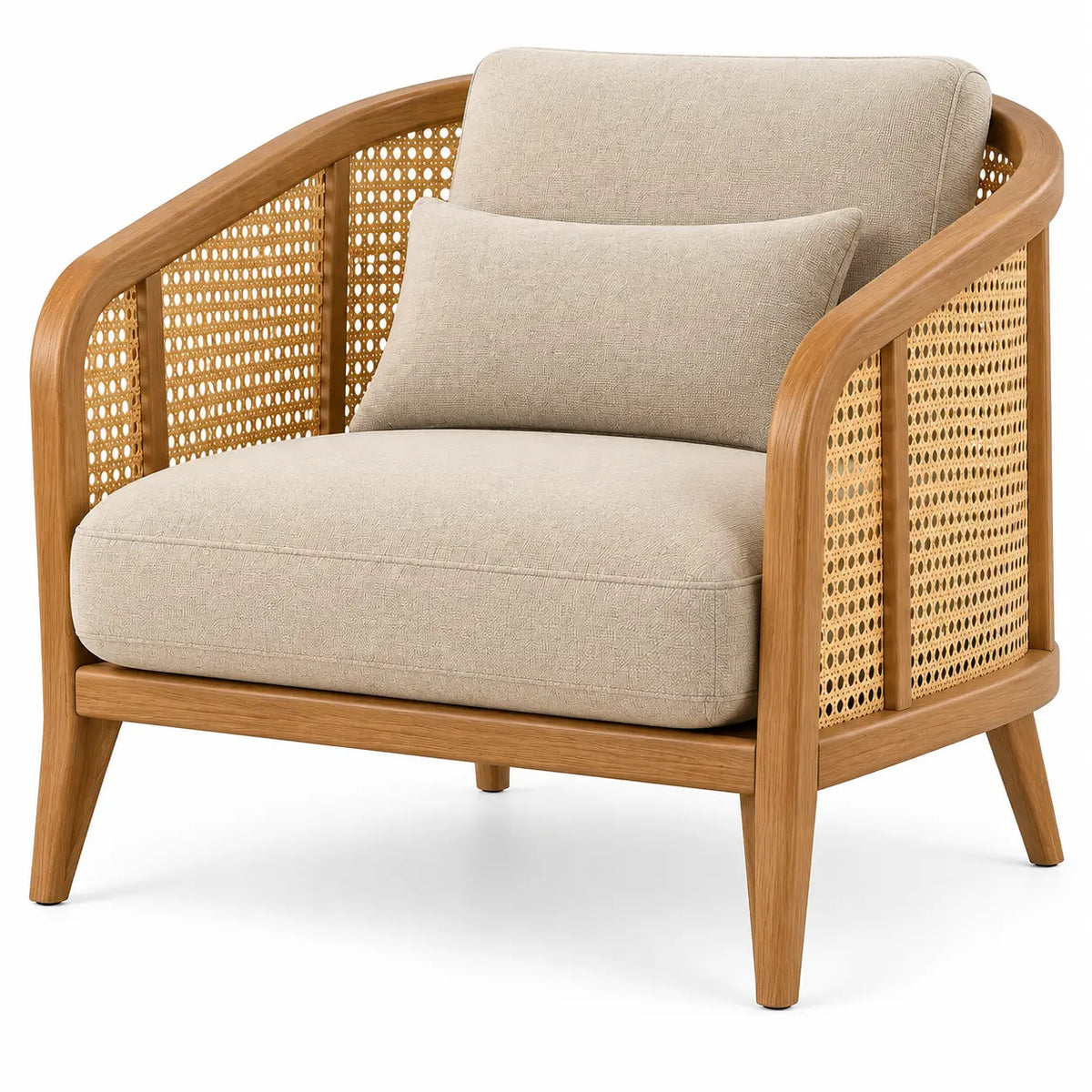 Fauteuil enveloppant à panneaux ajourés et coussins clairs, beige