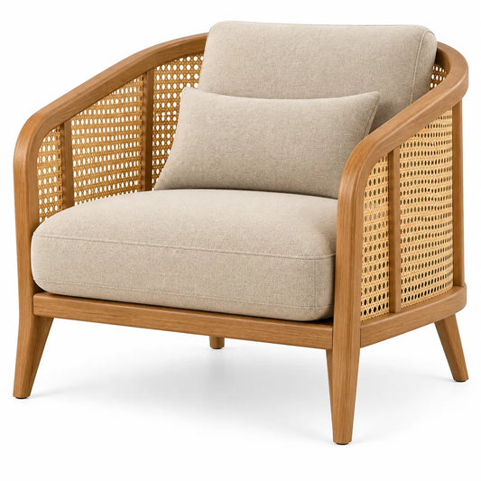 Fauteuil enveloppant à panneaux ajourés et coussins clairs, beige